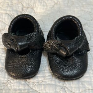 Freshly Picked Ebony Knotted Bow Baby Shoe - Sz2